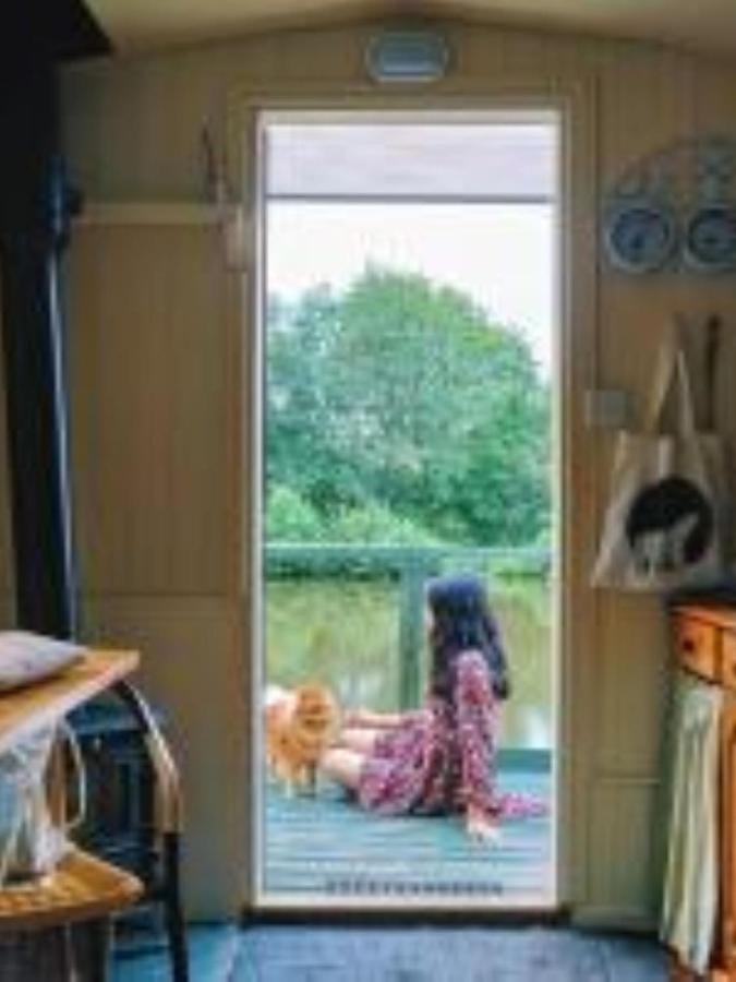Snug & Secluded Lakeside Shepherds Hut 'Carp' Uckfield Buitenkant foto