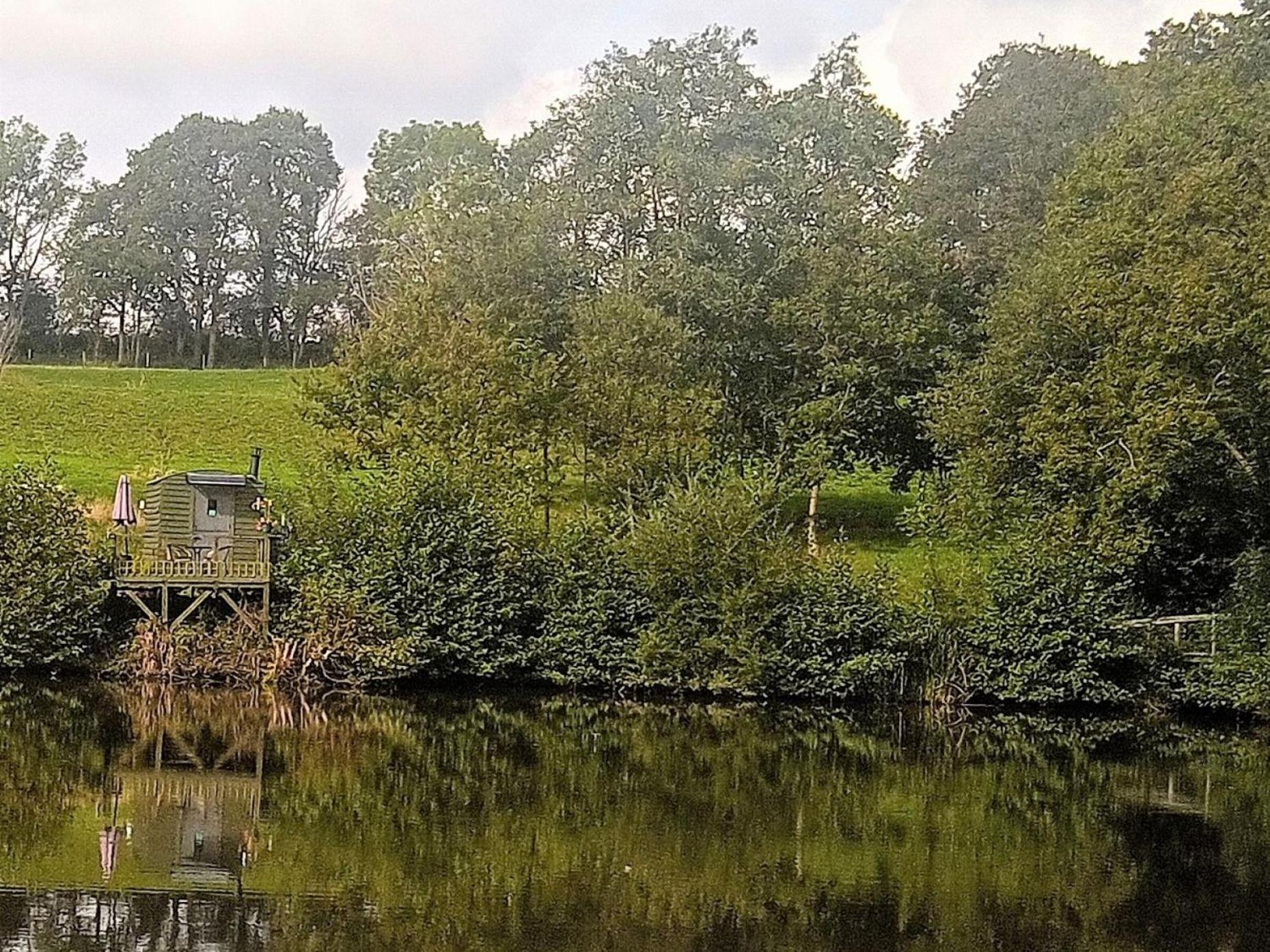 Snug & Secluded Lakeside Shepherds Hut 'Carp' Uckfield Buitenkant foto